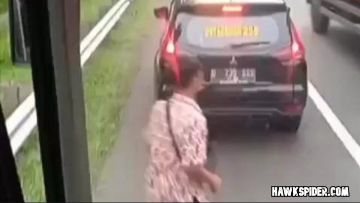 Aksi Oknum Jasa Keamanan Tol Pungli, Publik Geram!